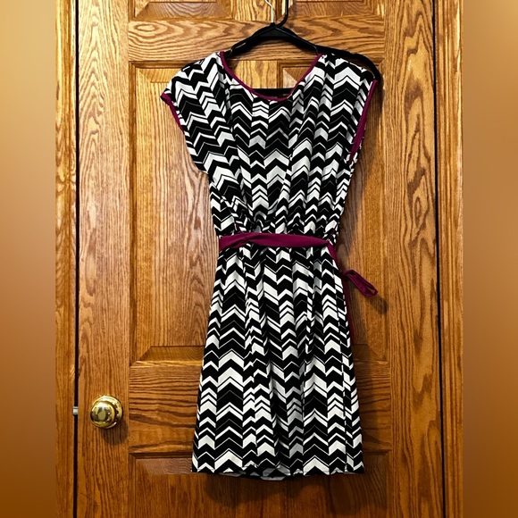 A. Byer Short Sleeve Dress 💲BUNDLE AND SAVE BIG💲 - Picture 2 of 2